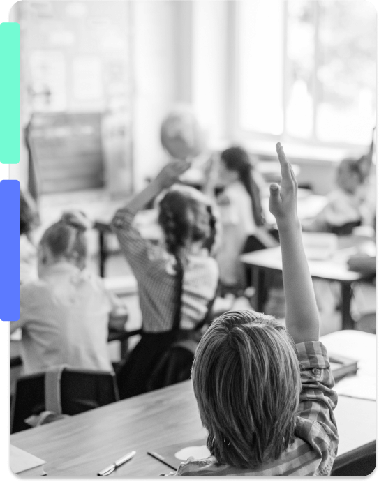 crianças em uma sala de aula levantando as mãos para interagir